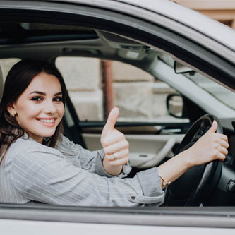 Imagem menina no carro